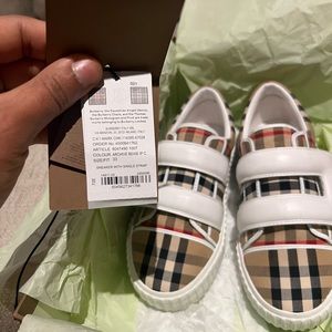 Burberry kids UNISEX sneakers.